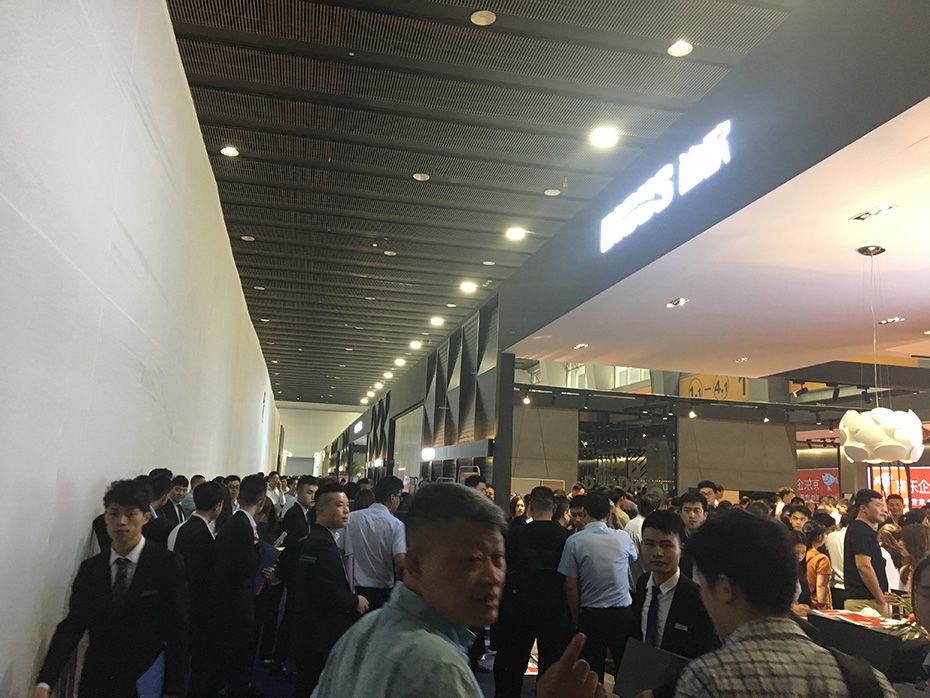 此情此景從上午10點(diǎn)到展館閉館基本相同
