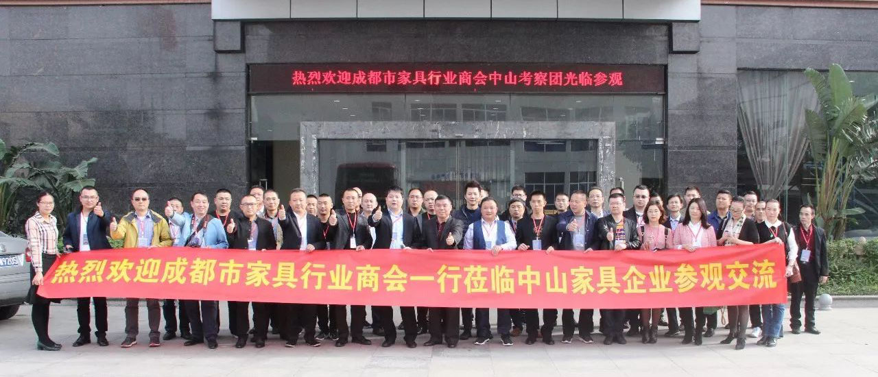 考察團(tuán)與黃副總合影留念